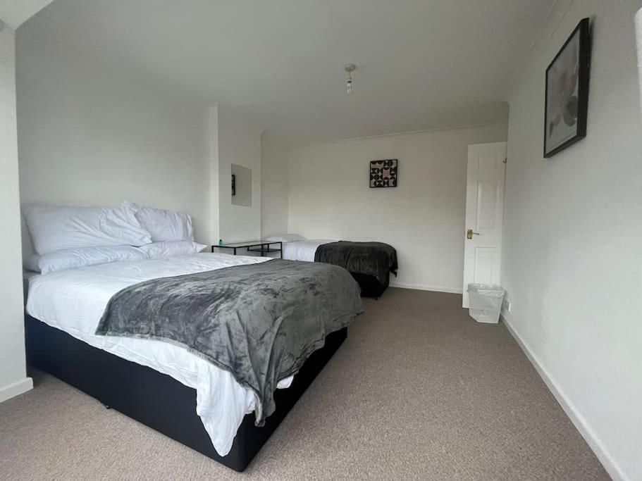 Spacious 4 Bed Home Near Nec, Jlr & Airport Parking For 3 Cars Ideal For Contractors! Solihull Exterior photo