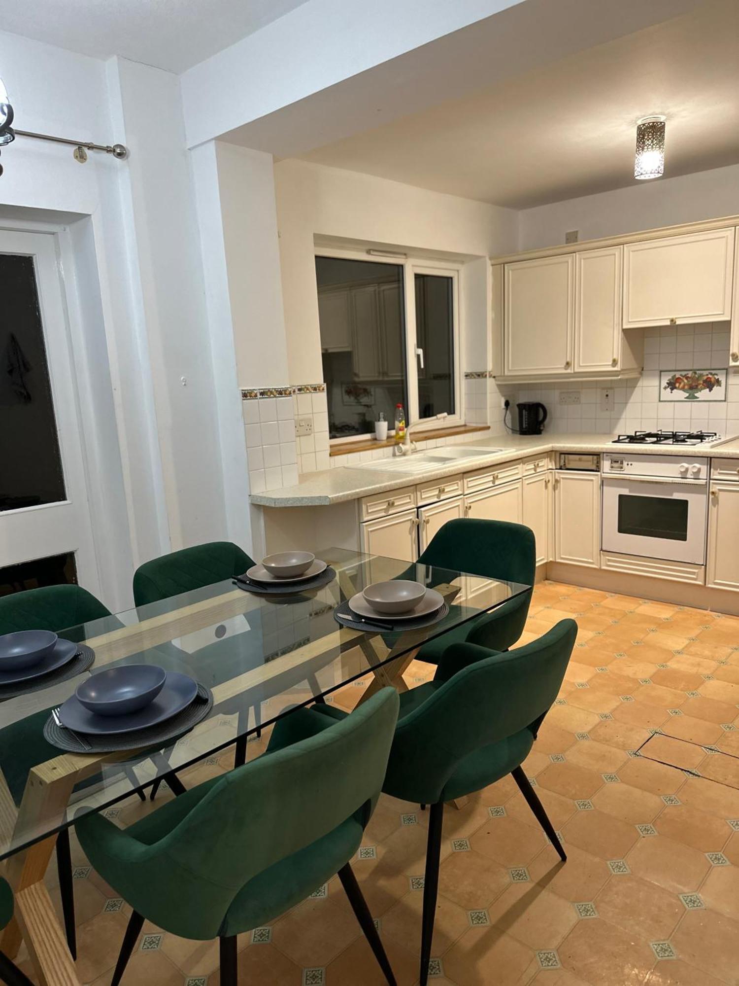 Spacious 4 Bed Home Near Nec, Jlr & Airport Parking For 3 Cars Ideal For Contractors! Solihull Exterior photo