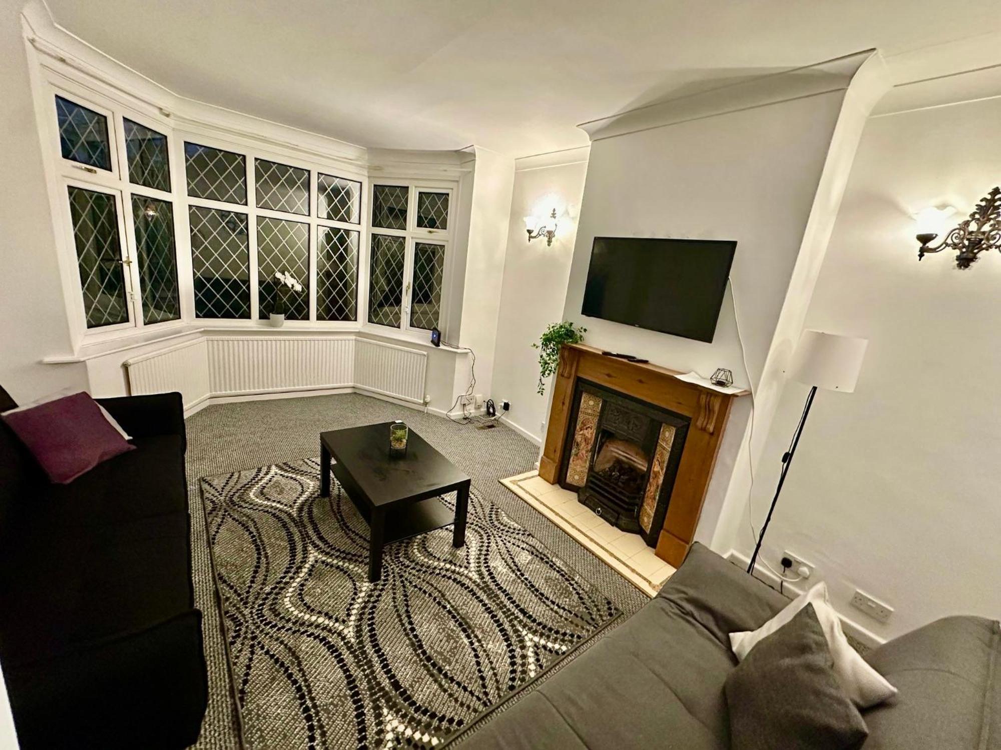 Spacious 4 Bed Home Near Nec, Jlr & Airport Parking For 3 Cars Ideal For Contractors! Solihull Exterior photo